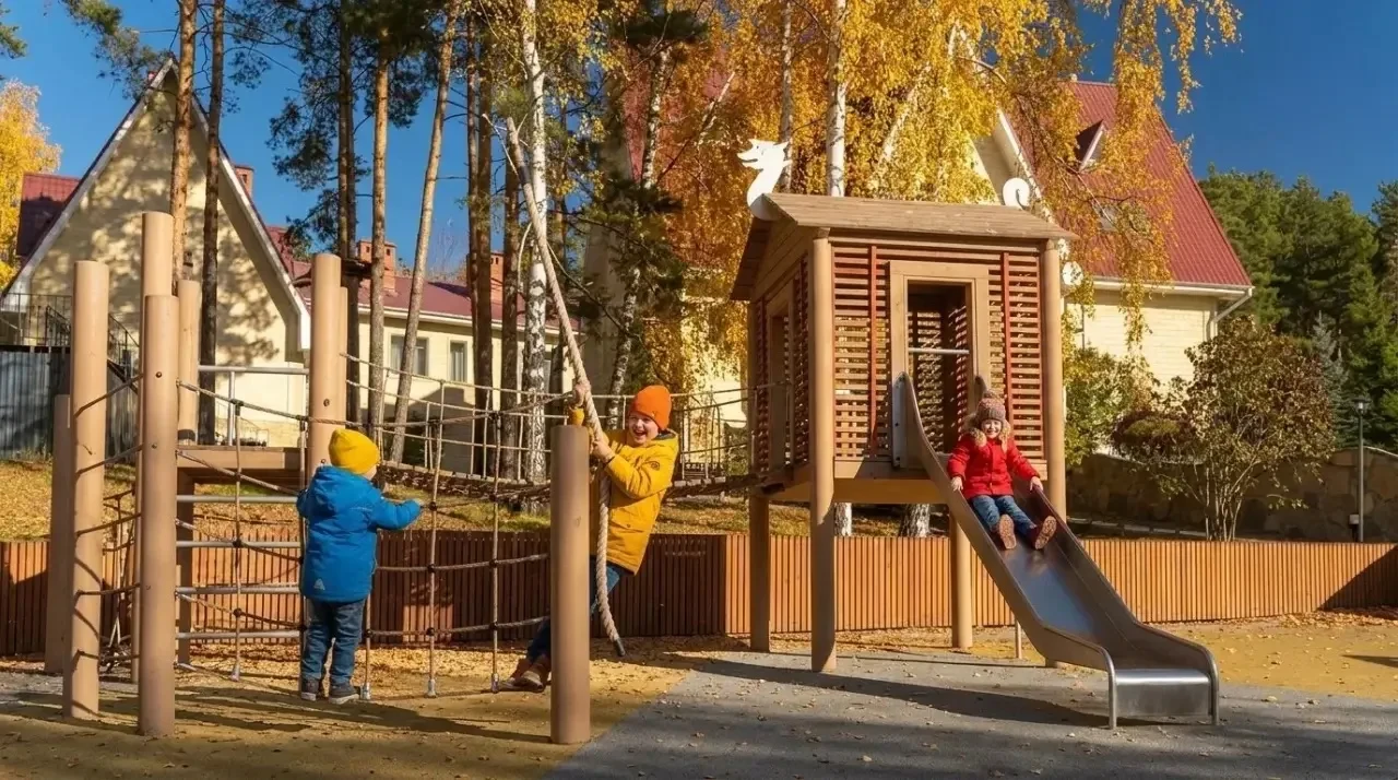 Дети на игровой площадке отеля Талес